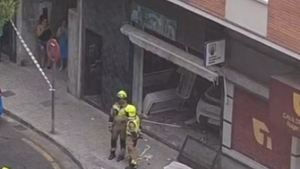 En la imagen, el vehículo dentro del local contra el que ha impactado./ Aragón TV