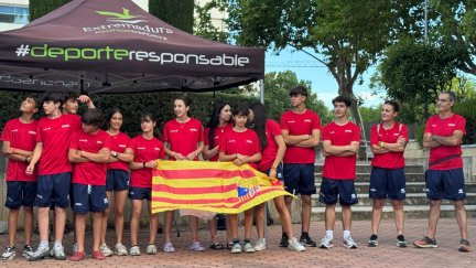 Los integrantes de la Selección posan con la bandera.