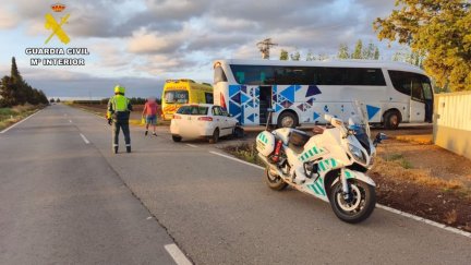 Herida una persona en un choque entre un autobús y un turismo en la A-1304, en Zaragoza. / Guardia Civil