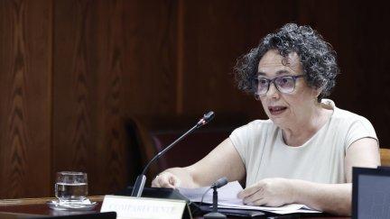 La secretaria del expresidente del Gobierno José Luis Rodríguez Zapatero, Gertrudis Alcázar, al inicio de su comparecencia en la comisión de investigación del Senado sobre la gestión de la Sociedad Estatal de Participaciones Industriales (SEPI) este lunes./ EFE. Sergio Pérez