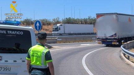 El siniestro se ha producido en el punto kilométrico 23.500 de la AP-2, en Zaragoza. / Guardia Civil