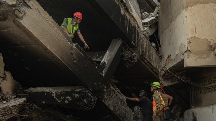 Rescatistas buscan sobrevivientes por el doble terremoto de magnitud 7,2 y 7,5 que sacudió la zona norte de Venezuela este lunes, en la urbanización José Félix Rivas en Catia La Mar (Venezuela). / EFE - Henry Chirinos
