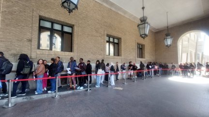 Filas de migrantes a la espera de tramitar la solicitud de la regularización./ Europa Press