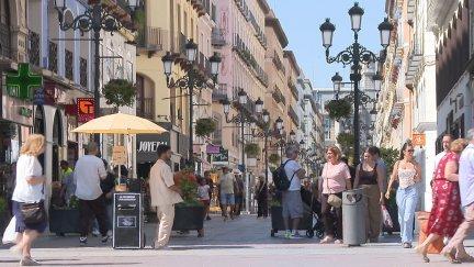 Personas paseando por la calle Alfonso de Zaragoza. / Aragón TV