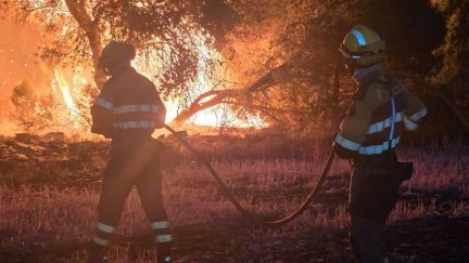 Bomberos forestales de Infoar trabajan en la noche de este martes. / Infoar