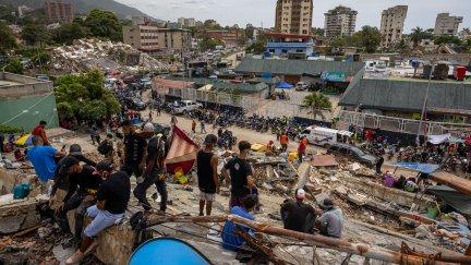 Personas observan edificios colapsados por los terremotos este martes, en La Guaira (Venezuela). / EFE - Miguel Gutiérrez