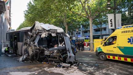 El autocar con pasajeros ha chocado a primera hora de este miércoles contra la fachada del número 11 de la Rambla de Ferran de Lleida. / EFE