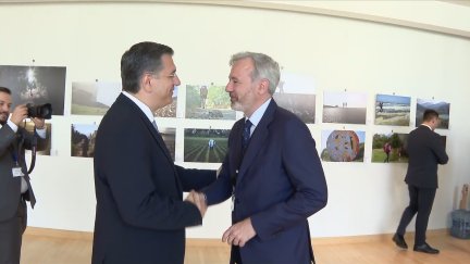 El comisario europeo de Transportes este miércoles con el presidente de Aragón, Jorge Azcón.. / Aragón TV