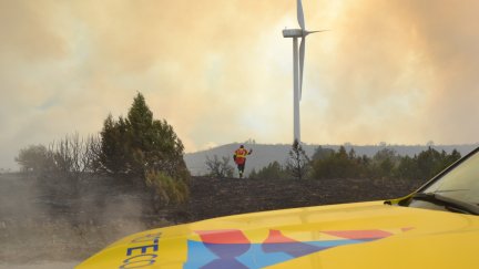 Efectivos del 112 del Gobierno de Aragón, en labores de control y revisión de una de las zonas afectadas por el incendio de Leciñena. / Gobierno de Aragón