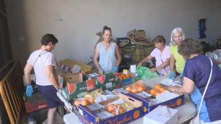 Decenas de vecinas y vecinos de Leciñena preparan bolsas de comida para quienes luchan contra el fuego. / Aragón TV