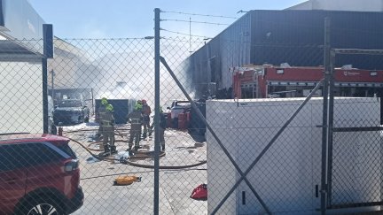 Incendio en las instalaciones de Zarauto. / E. Sánchez