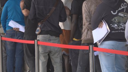 Filas de solicitantes durante el proceso de regularización en Zaragoza. / ATV