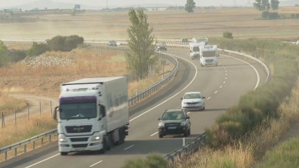 La afluencia de vehículos en las vías aragoneses se intensificará en la tarde de este viernes. / ATV