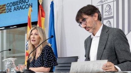 Mar Vaquero, vicepresidenta del Gobierno de Aragón junto al director general de Servicios Jurídicos, Juan Pérez Mas, este viernes. / DGA Fabián Simón