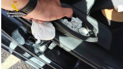 El detenido ocultaba la droga en el interior de la carrocería del turismo. / Guardia Civil