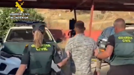 Uno de los detenidos trasladado a dependencias policiales. / Guardia Civil