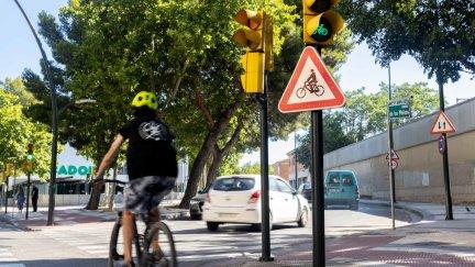 Nueva señal luminosa en la avenida San Juan de la Peña. / Miguel G. García.