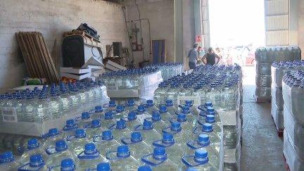Reparto de agua embotella en Escatrón. / ATV