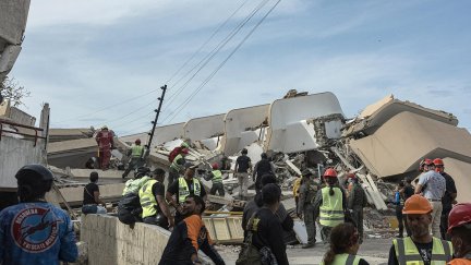 Rescatistas trabajan para salvar a Fabio, el niño de 9 años atrapado bajo los escombros / EFE/ Henry Chirinos