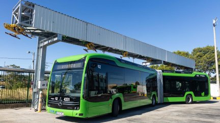 Imagen de archivo de uno de los autobuses eléctricos de la flota de Zaragoza. | Ayuntamiento de Zaragoza