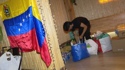 En el restaurante venezolano Molarepa recogen alimentos y materiel sanitario para enviar a Venezuela. / Aragón TV