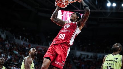 Devin Robinson durante un encuentro con el Casademont Zaragoza.