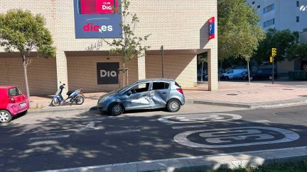 Así ha quedado el vehículo que ha chocado contra el tranvía. / Aragón Tv