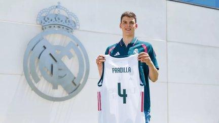 Jaime Pradilla posa con la camiseta del Real Madrid.
