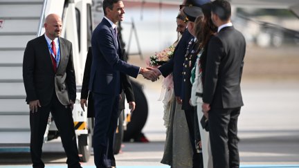 Pedro Sánchez a su llegada a Ankara, donde se celebra la cumbre de la OTAN. / EFE