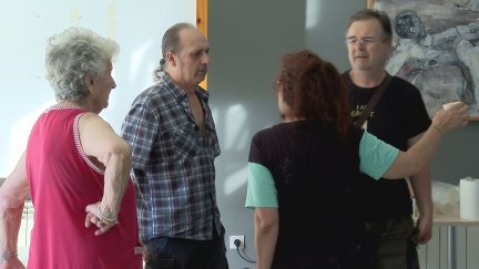 Los vecinos de Azanuy, Calasanz y Alins del Monte esperan noticias del incendio de Tamarite de Litera desde el Pabellón de Los Olímpicos de Monzón. / Aragón TV