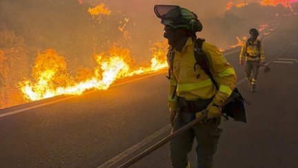 Bomberos trabajan en el incendio en el que 11 personas han muerto en el municipio almeriense de Los Gallardos.