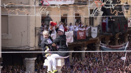 El matrimonio peñista compuesto por Pilar y Javier, encargado de poner el pañuelo rojo al Torico.