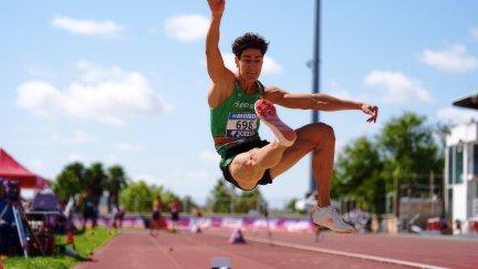 Raúl Martín durante la ejecución de su ejercicio de salto en Cáceres.