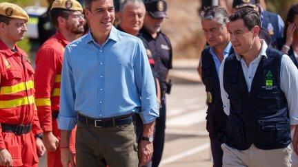 El presidente del Gobierno, Pedro Sánchez, y el presidente de la Junta de Andalucía, Juanma Moreno, este lunes en el puesto de mando avanzado instalado en Turre (Almería) por el incendio forestal de Los Gallardos.