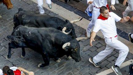 Los toros de la ganadería extremeña de Jandilla a su paso por la plaza Consistorial durante el último encierro de los Sanfermines 2026, este martes en Pamplona.