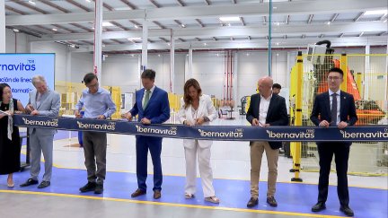 La alcaldesa de Zaragoza, Natalia Chueca, ha vistiado la empresa esta mañana para su inauguración.