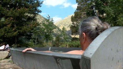 El agua termal brota de forma natural a 37 ºC y tiene propiedades terapéuticas para el reuma, la artritis, la artrosis y la piel