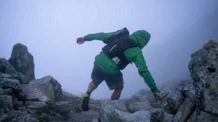 Corredores del Gran Trail Aneto Posets y corredores de la Vuelta al Aneto, a su paso por el mítico Collado de Salenques, punto más alto del recorrido con 2.900 m aproximadamente.