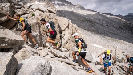 Corredores del Gran Trail Aneto Posets y corredores de la Vuelta al Aneto, a su paso por el mítico Collado de Salenques, punto más alto del recorrido con 2.900 m aproximadamente.