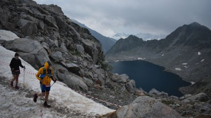 Corredores del Gran Trail Aneto Posets y corredores de la Vuelta al Aneto, a su paso por el mítico Collado de Salenques, punto más alto del recorrido con 2.900 m aproximadamente.