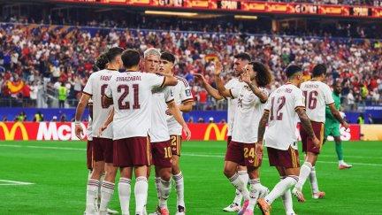 Los jugadores de la selección española festejan el tanto de Mikel Oyarzábal.