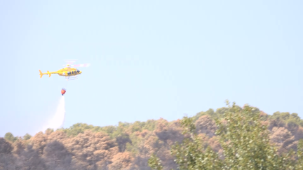 Los equipos de extinción trabajan en el incendio forestal de Peñarroya de Tastavins, en Teruel.