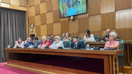 Bancada de los grupos de izquierda en el salón de plenos del Ayuntamiento de Zaragoza, durente el debate de este miércoles.