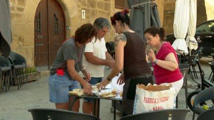 Vecinos de Uncastillo preparando bocadillos para los efectivos que trabajan en el incendio de las Cinco Villas.