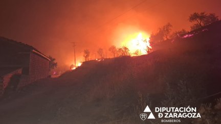 Labores de extinción del incendio de Orés durante la noche.