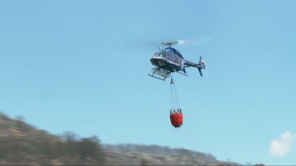 Imagen de un helicópero trabajando en un incendio en Aragón en julio de 2026.