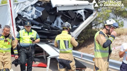 Los bomberos de la DPZ han excarcelado al herido del interior de su vehículo.