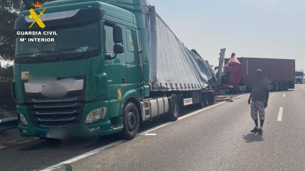 El siniestro se ha producido tras una colisión por alcance entre dos camiones articulados.