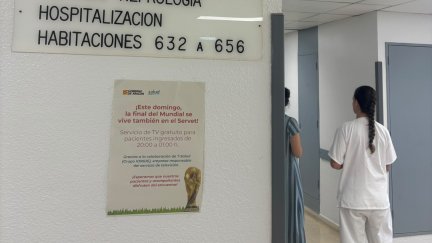 En los hospitales, como el Miguel Servet de Zaragoza, se han colocado carteles para informar del servicio gratuito de televisión durante el partido de la Final.