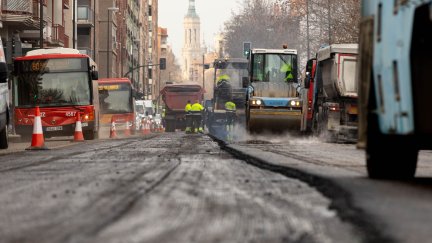 Imagen de archivo de las obras de asfaltado en una calle de Zaragoza.
